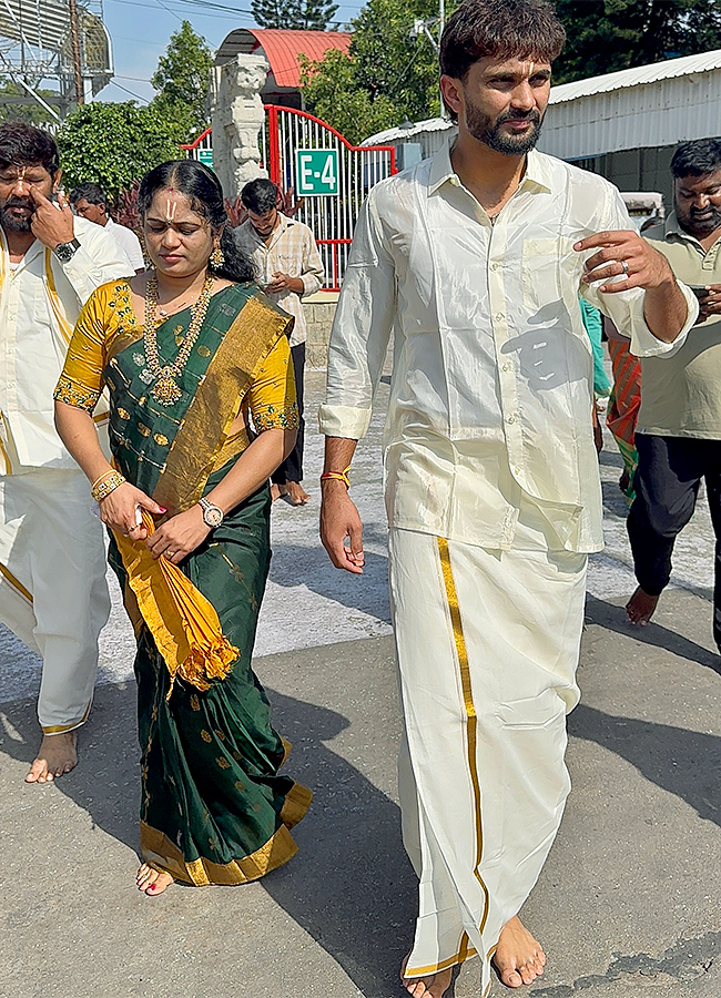 Indian Cricketer Nitish Kumar Reddy Visited Tirumala18