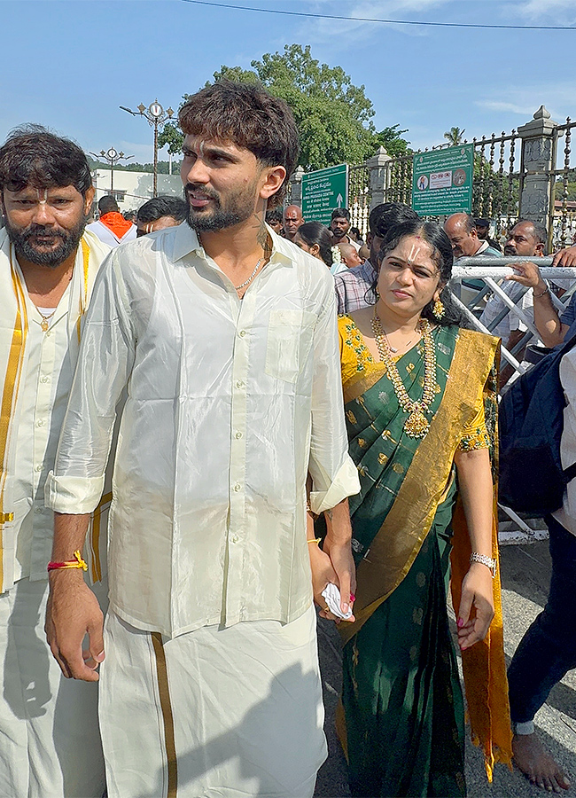 Indian Cricketer Nitish Kumar Reddy Visited Tirumala19