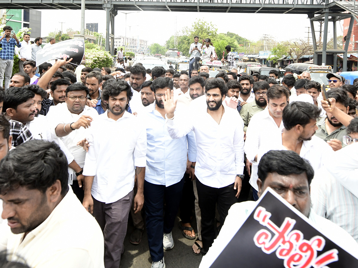 YSRCP Leaders Protest Against Three Town Police Kurnool13