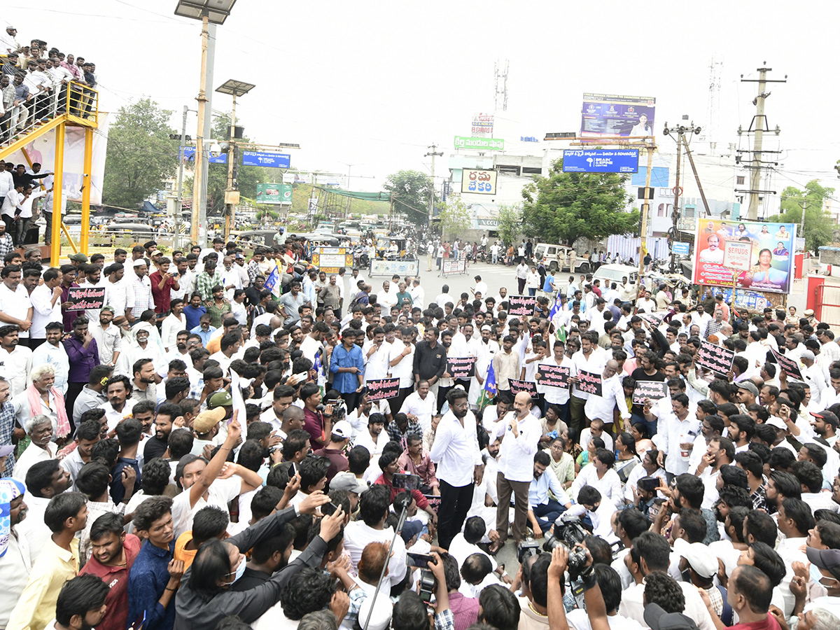 YSRCP Leaders Protest Against Three Town Police Kurnool16