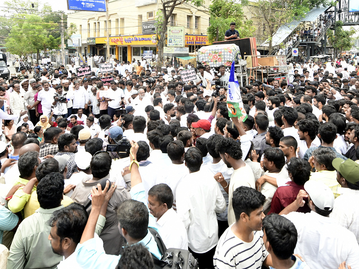 YSRCP Leaders Protest Against Three Town Police Kurnool17