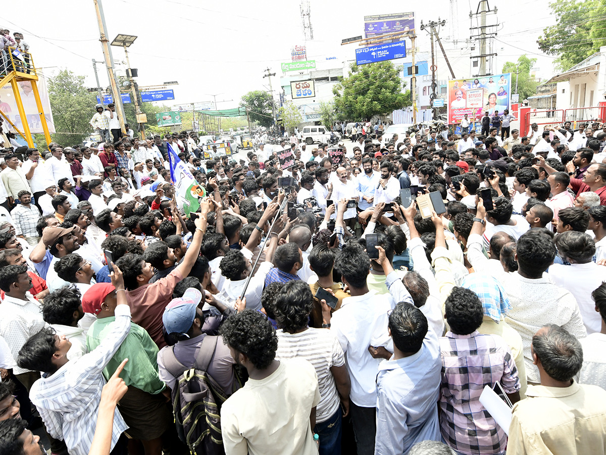 YSRCP Leaders Protest Against Three Town Police Kurnool18
