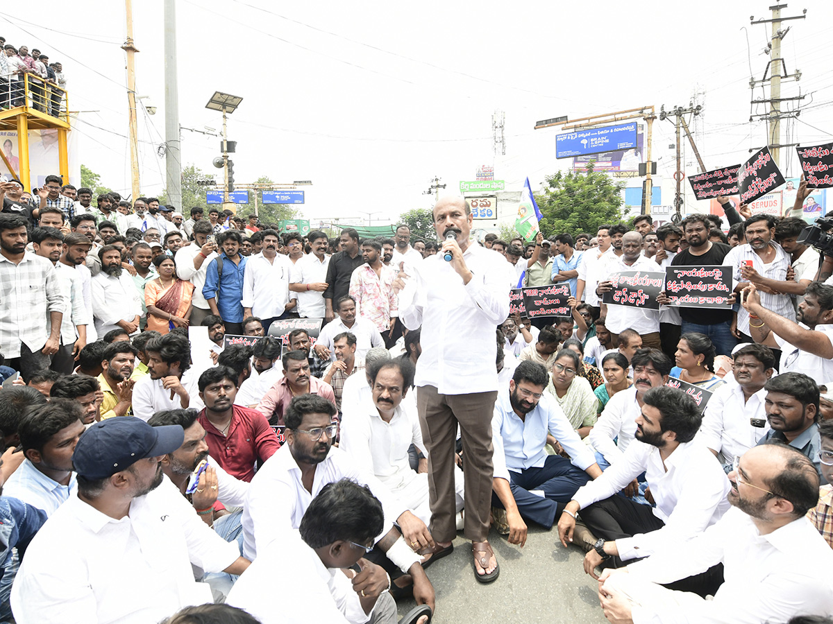 YSRCP Leaders Protest Against Three Town Police Kurnool19