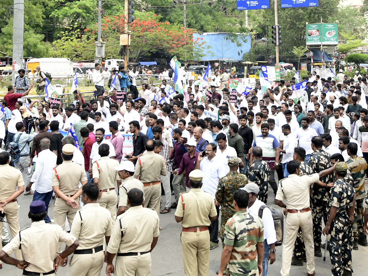YSRCP Leaders Protest Against Three Town Police Kurnool22