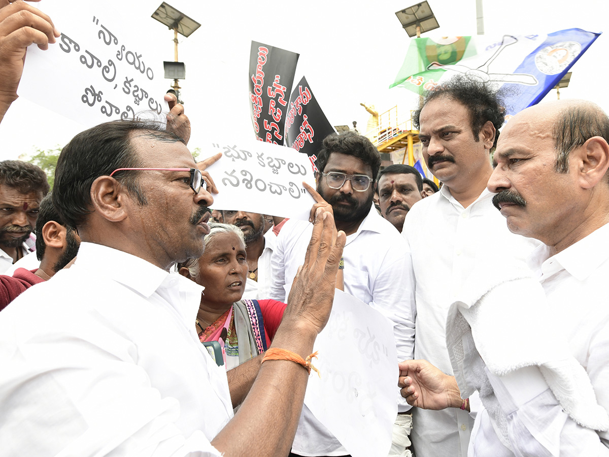 YSRCP Leaders Protest Against Three Town Police Kurnool3