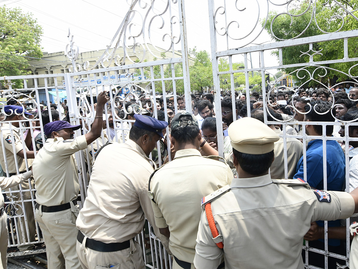 YSRCP Leaders Protest Against Three Town Police Kurnool4