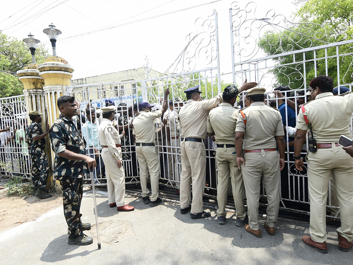 YSRCP Leaders Protest Against Three Town Police Kurnool5