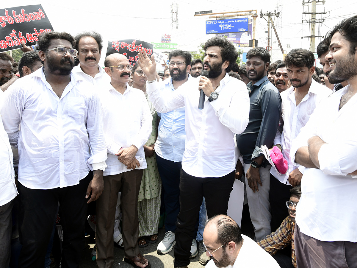 YSRCP Leaders Protest Against Three Town Police Kurnool6