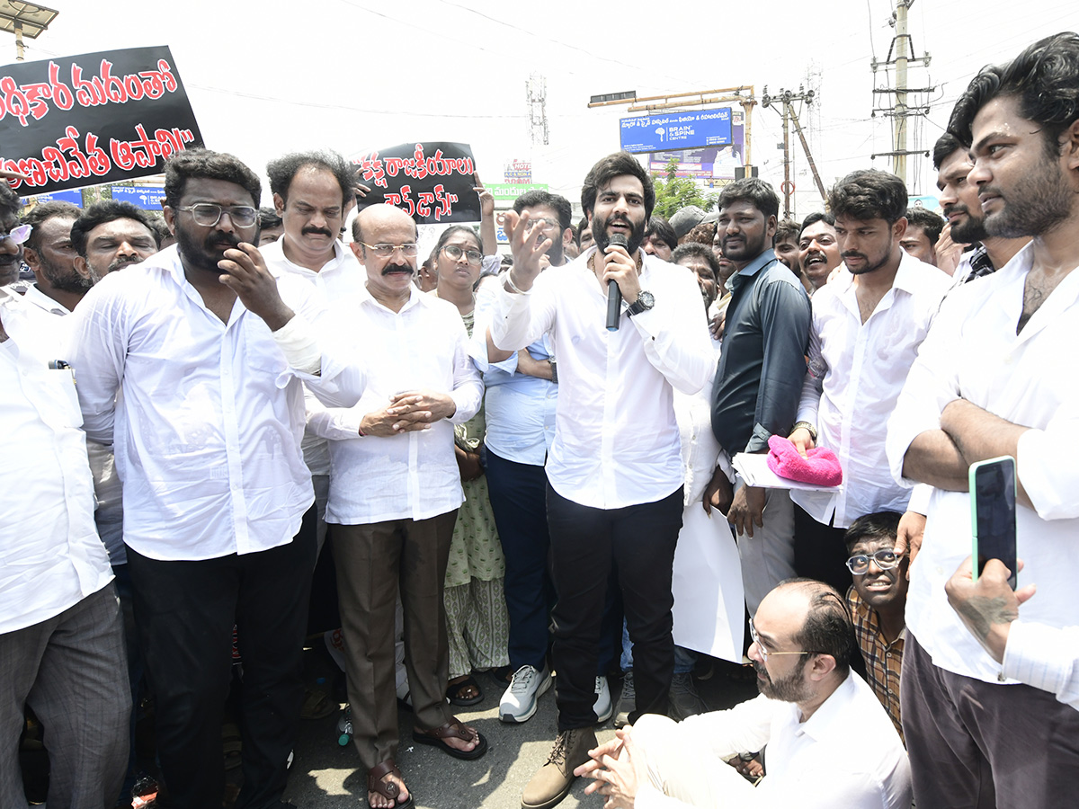 YSRCP Leaders Protest Against Three Town Police Kurnool7