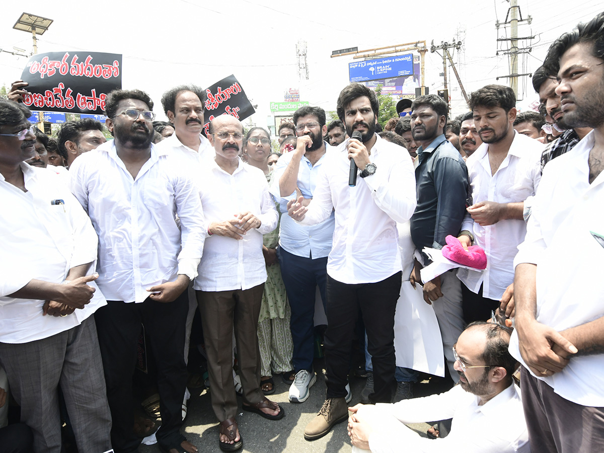 YSRCP Leaders Protest Against Three Town Police Kurnool8