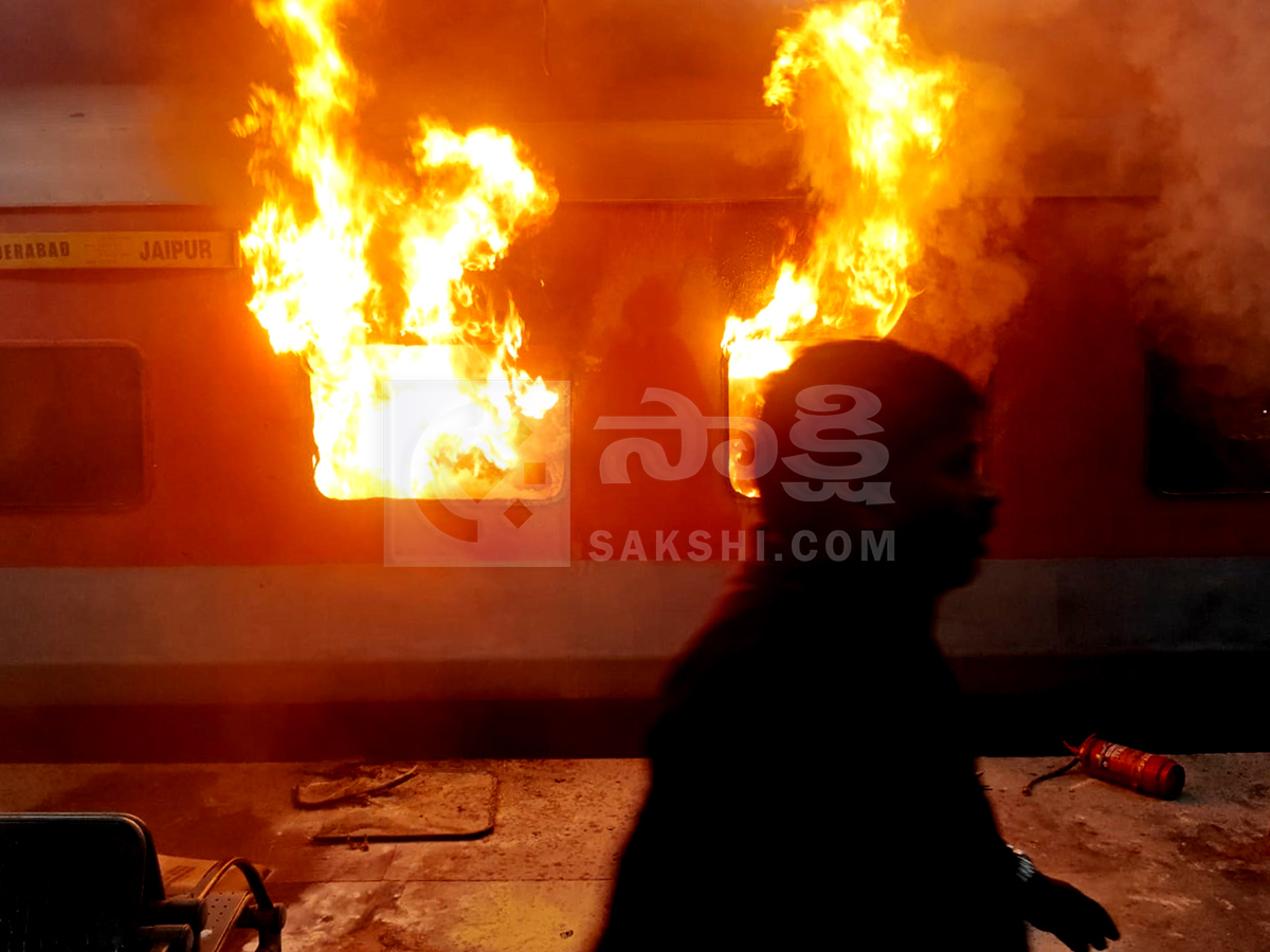 Major Fire Accident Averted at Nampally Railway Station HD Photos3
