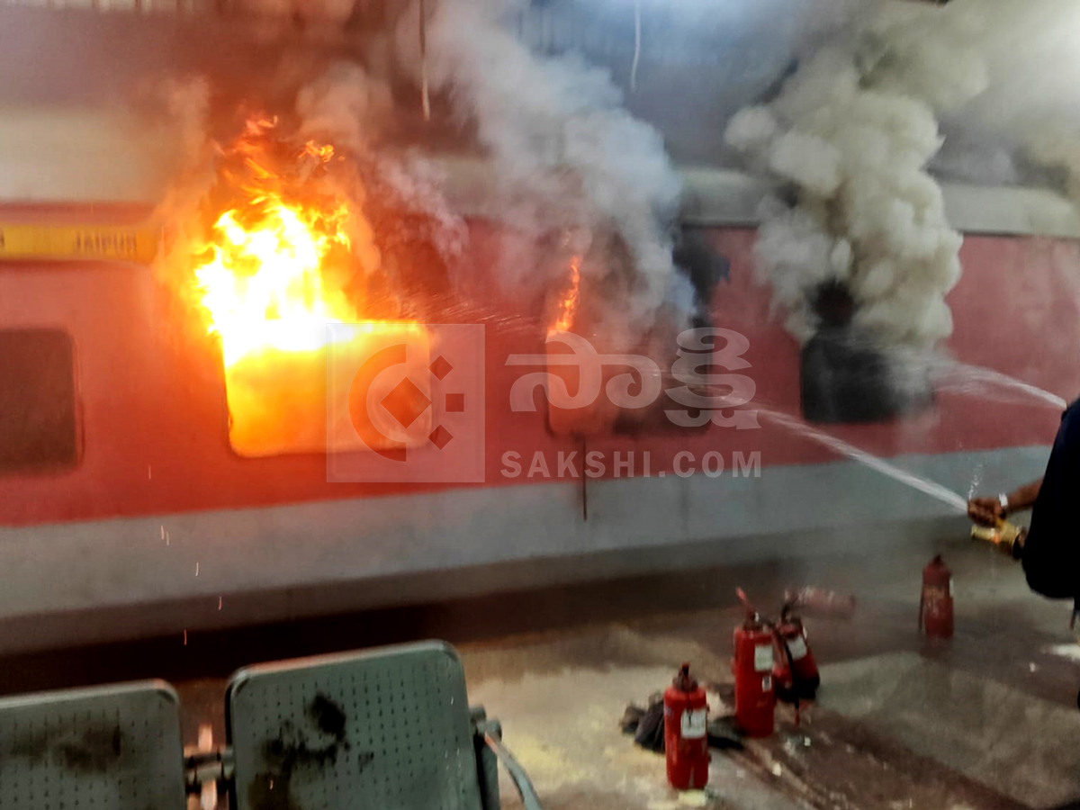 Major Fire Accident Averted at Nampally Railway Station HD Photos4