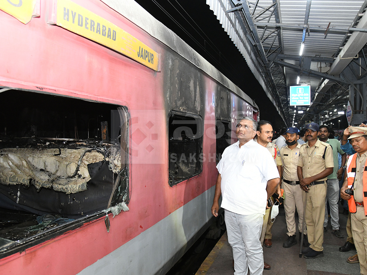 Major Fire Accident Averted at Nampally Railway Station HD Photos6