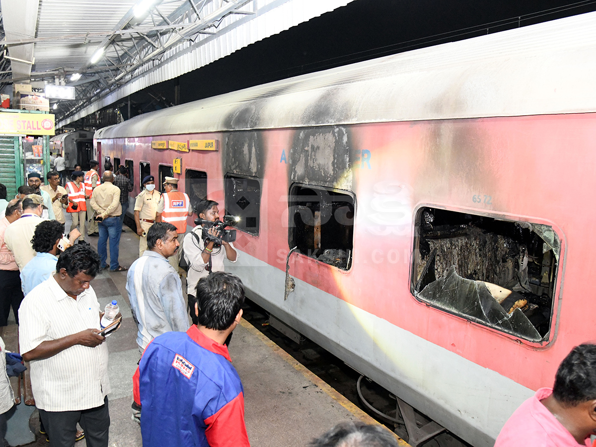 Major Fire Accident Averted at Nampally Railway Station HD Photos9