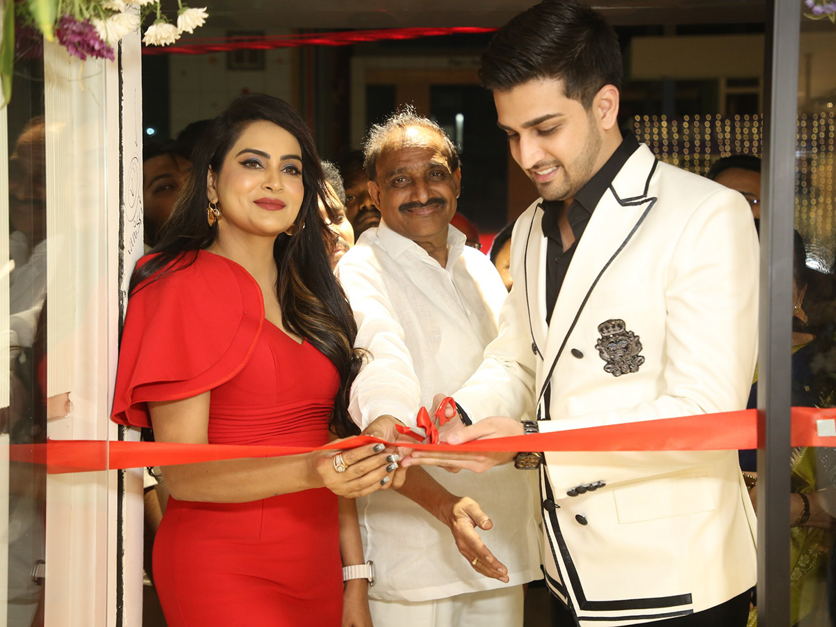 Actress Himaja Creates a Buzz at a Shop Opening Viral Photos2