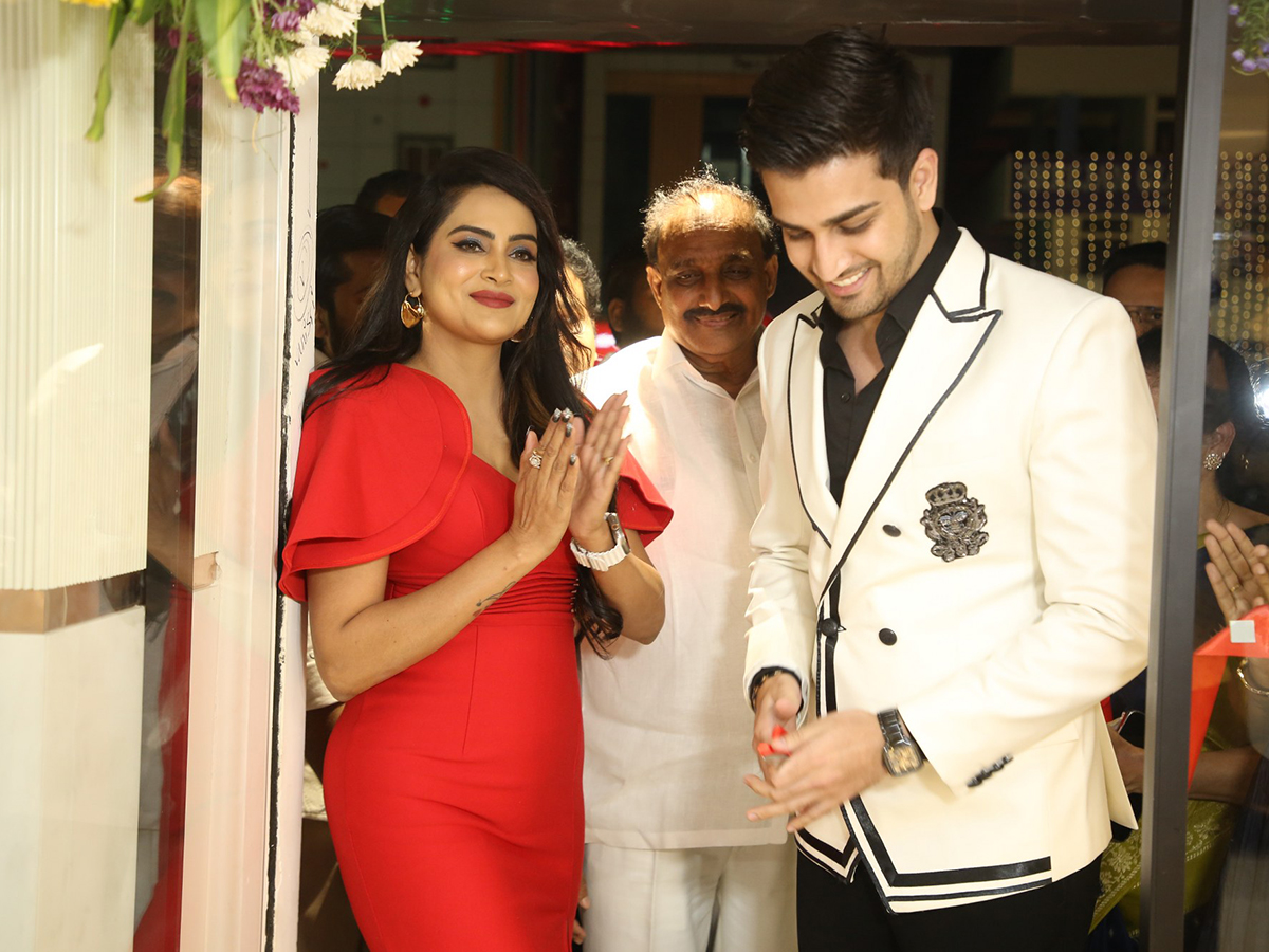 Actress Himaja Creates a Buzz at a Shop Opening Viral Photos3