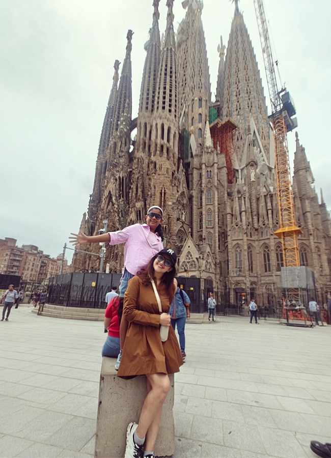 Heroine Sridevi Vijaykumar on a Family Trip Viral Photos8