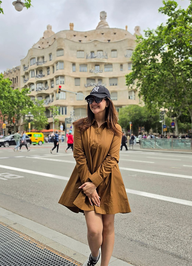 Heroine Sridevi Vijaykumar on a Family Trip Viral Photos9