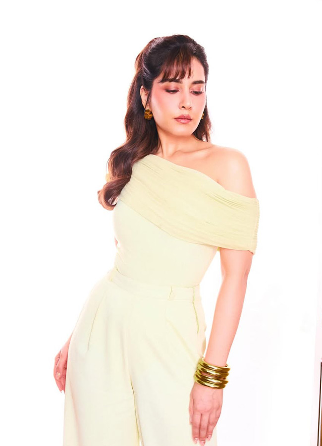 Tollywood Actress Raashii Khanna Stunning Glam Shoot10