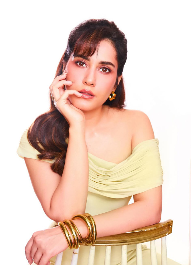 Tollywood Actress Raashii Khanna Stunning Glam Shoot15