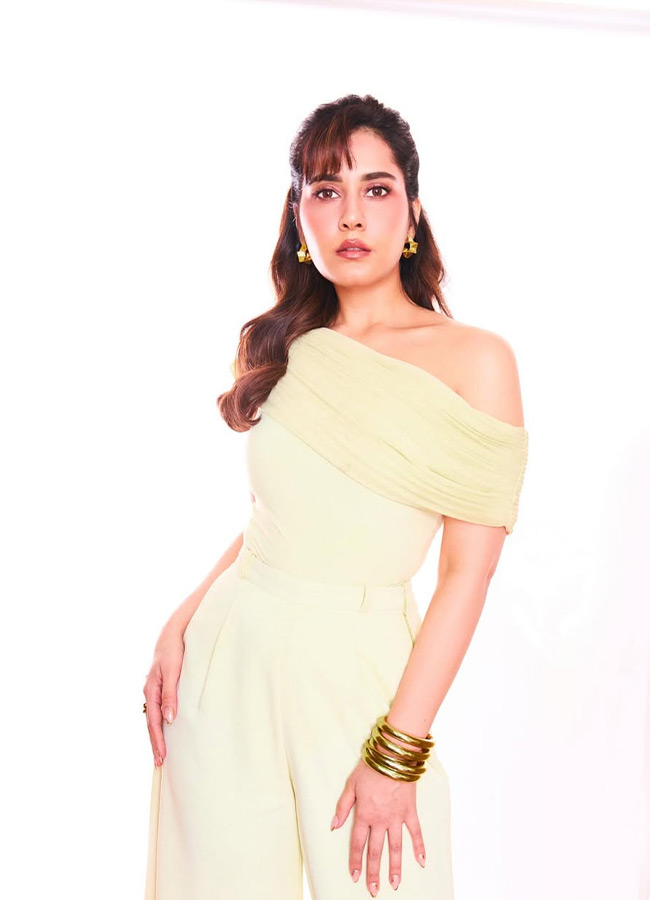 Tollywood Actress Raashii Khanna Stunning Glam Shoot16