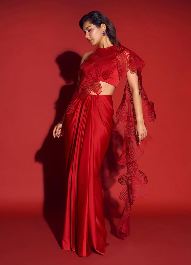 Tollywood Actress Raashii Khanna Stunning Glam Shoot3