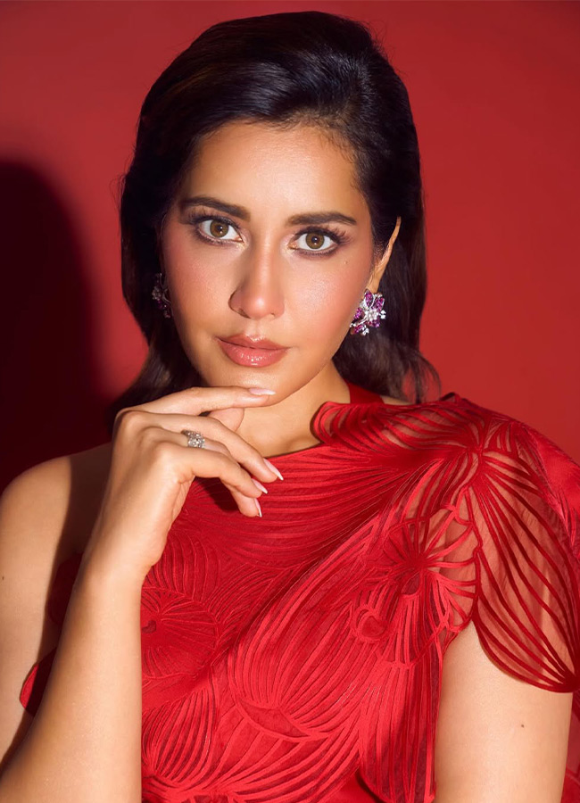 Tollywood Actress Raashii Khanna Stunning Glam Shoot4