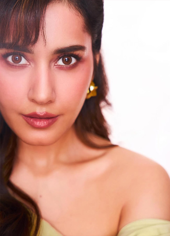 Tollywood Actress Raashii Khanna Stunning Glam Shoot7