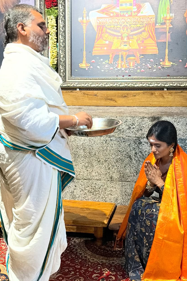Kidambi Srikanth, Wife Shravya Varma Visited Tirumala Photos7