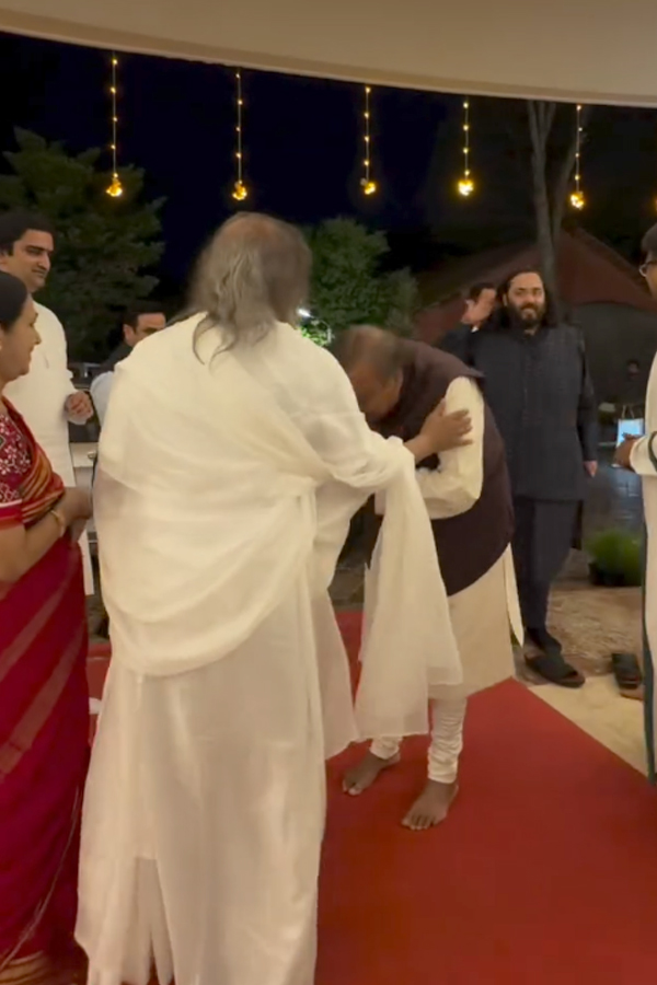 Mukesh Ambani and Anant Ambani visited Bangalore Ashram Photos2
