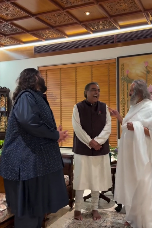 Mukesh Ambani and Anant Ambani visited Bangalore Ashram Photos11