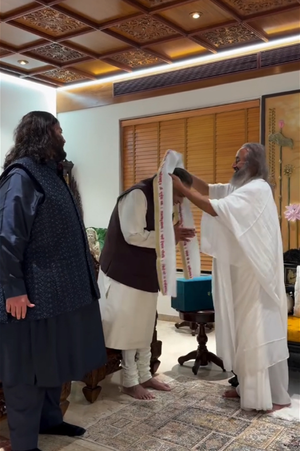 Mukesh Ambani and Anant Ambani visited Bangalore Ashram Photos12