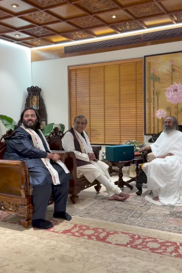 Mukesh Ambani and Anant Ambani visited Bangalore Ashram Photos13