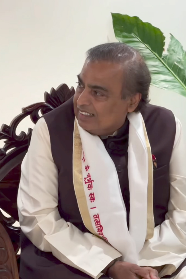 Mukesh Ambani and Anant Ambani visited Bangalore Ashram Photos14