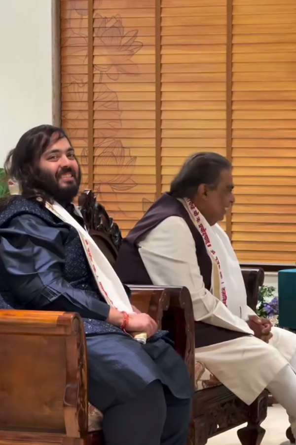 Mukesh Ambani and Anant Ambani visited Bangalore Ashram Photos15