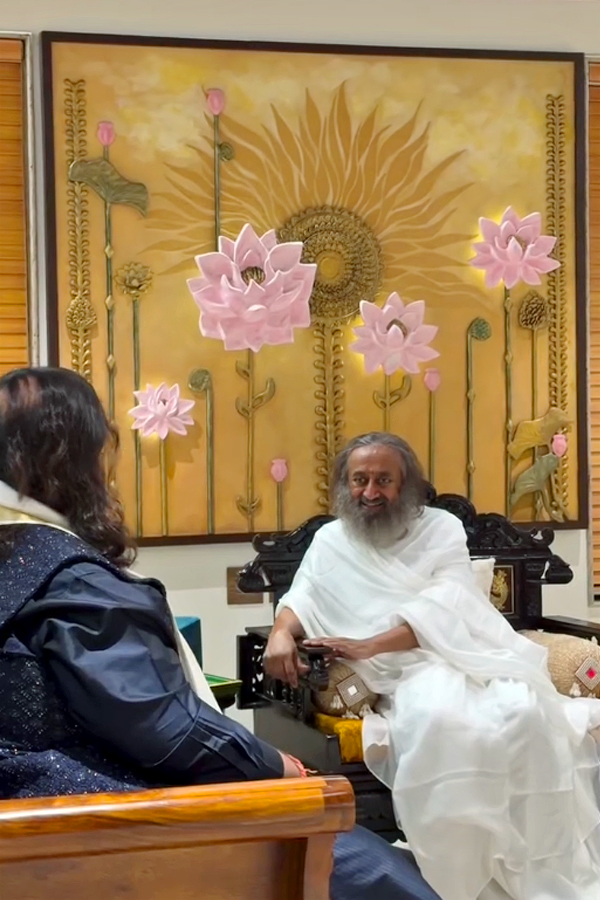Mukesh Ambani and Anant Ambani visited Bangalore Ashram Photos16