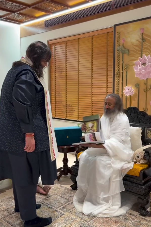 Mukesh Ambani and Anant Ambani visited Bangalore Ashram Photos17