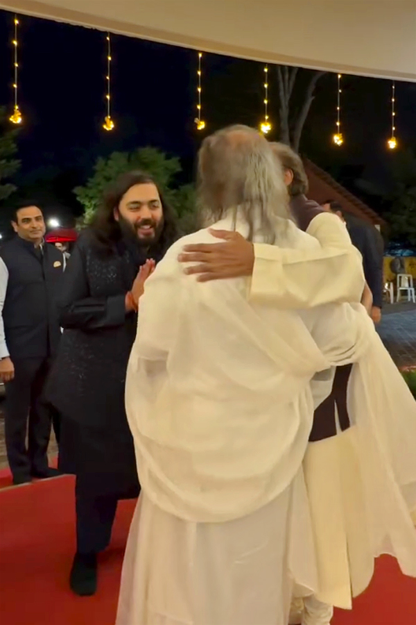 Mukesh Ambani and Anant Ambani visited Bangalore Ashram Photos3