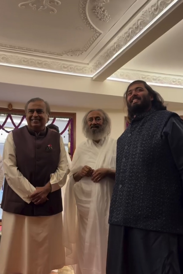 Mukesh Ambani and Anant Ambani visited Bangalore Ashram Photos4