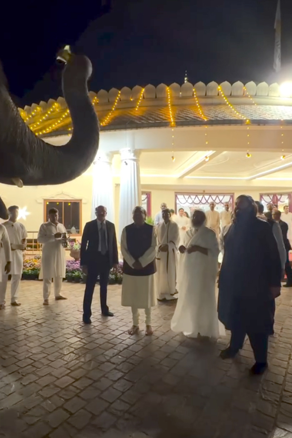 Mukesh Ambani and Anant Ambani visited Bangalore Ashram Photos5