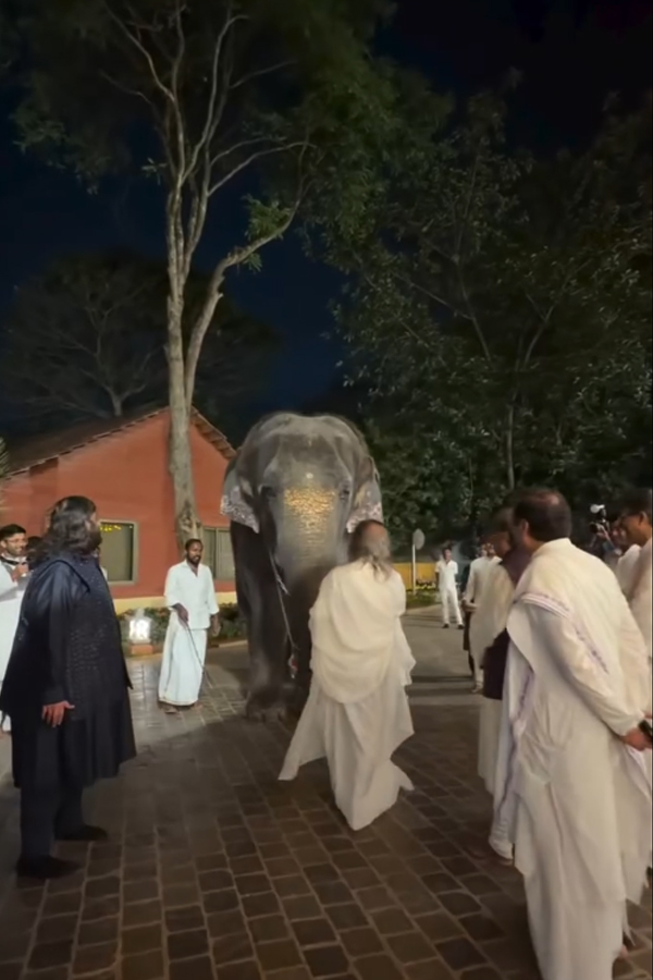 Mukesh Ambani and Anant Ambani visited Bangalore Ashram Photos6
