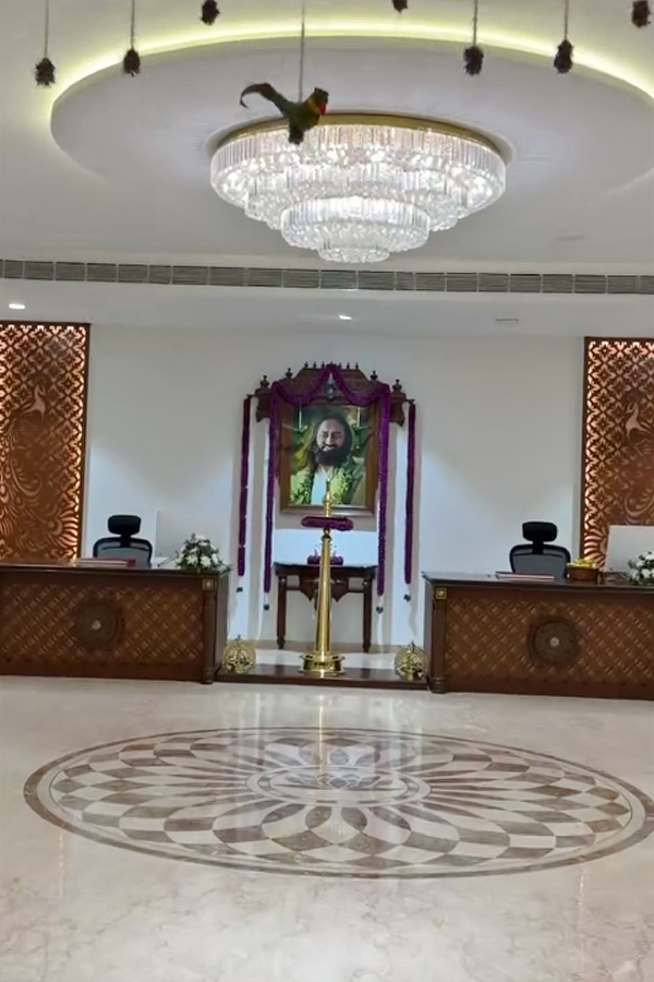 Mukesh Ambani and Anant Ambani visited Bangalore Ashram Photos7