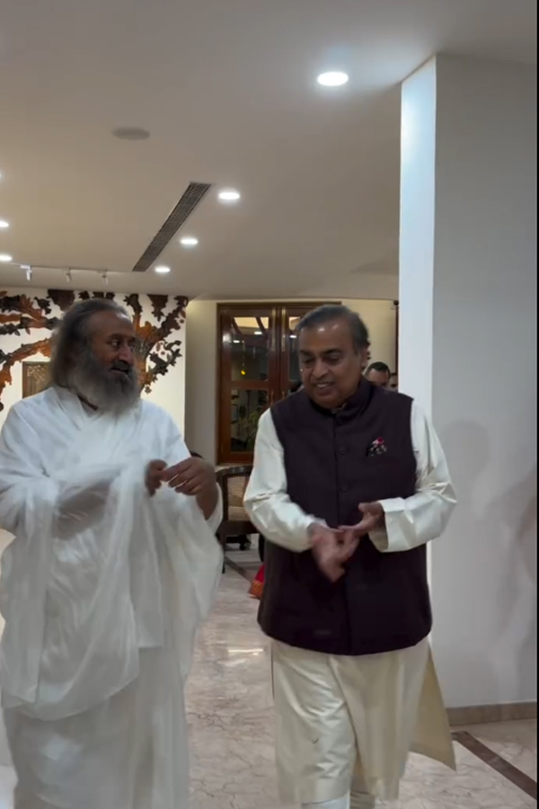 Mukesh Ambani and Anant Ambani visited Bangalore Ashram Photos8