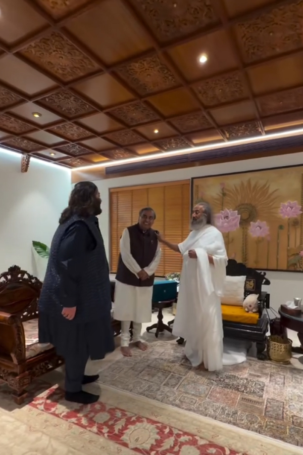 Mukesh Ambani and Anant Ambani visited Bangalore Ashram Photos10