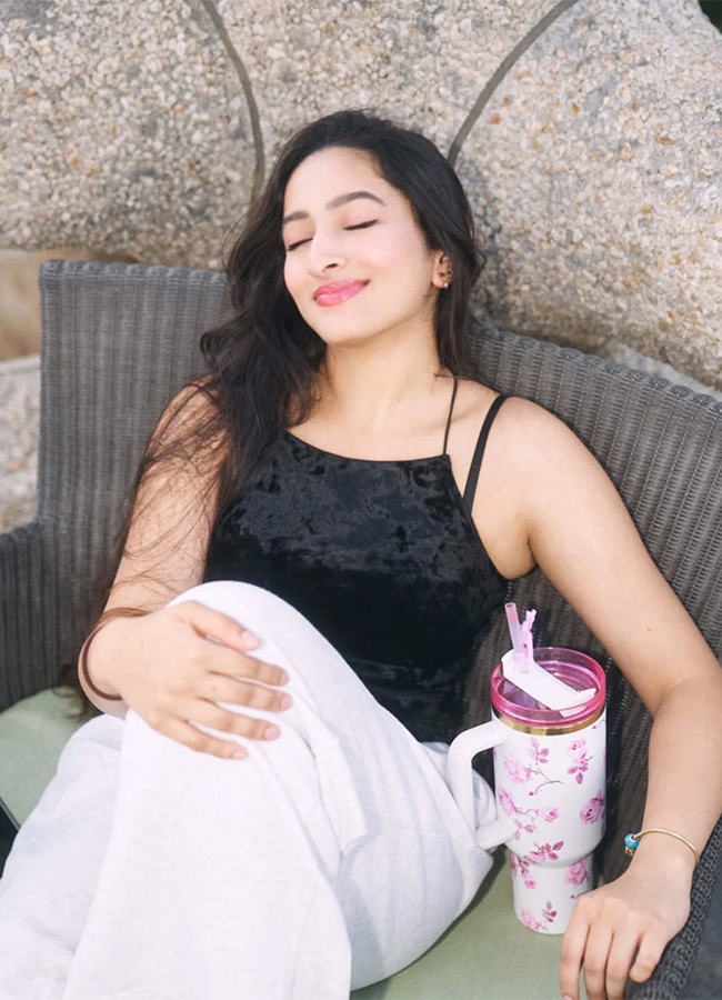 Manjula Ghattamaneni Daughter Jaanvi Swarup HD Photos10