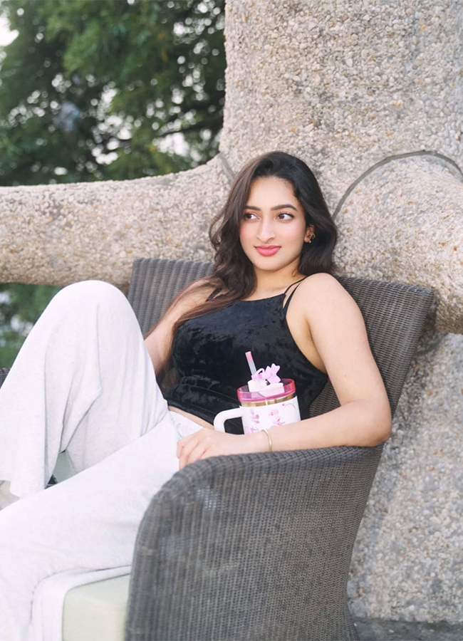 Manjula Ghattamaneni Daughter Jaanvi Swarup HD Photos7