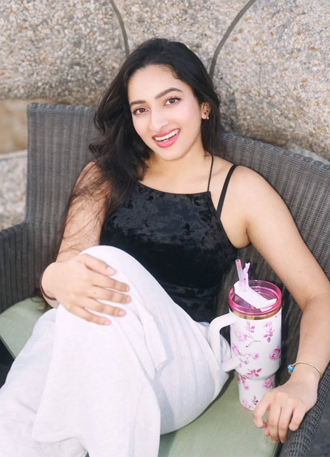 Manjula Ghattamaneni Daughter Jaanvi Swarup HD Photos9