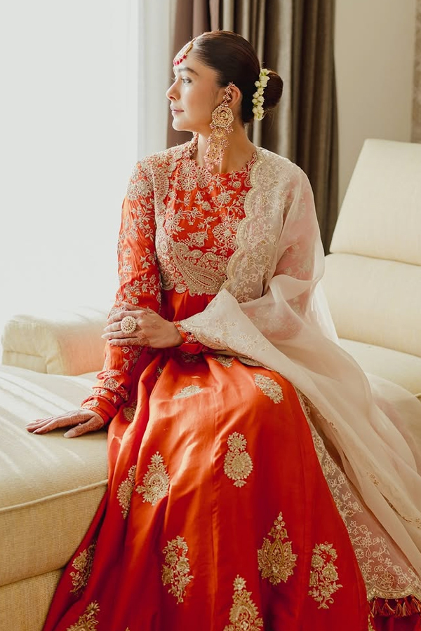 Actress Mrunal Thakur Looking Beautiful In Traditional Look Photos2