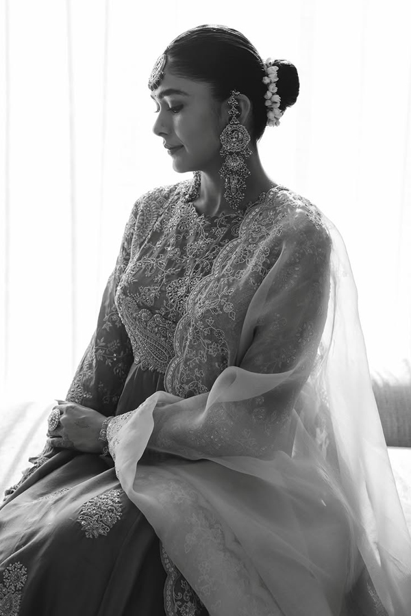 Actress Mrunal Thakur Looking Beautiful In Traditional Look Photos11