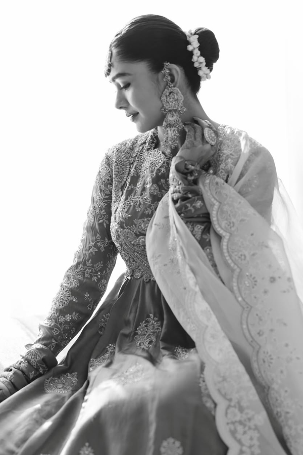 Actress Mrunal Thakur Looking Beautiful In Traditional Look Photos12